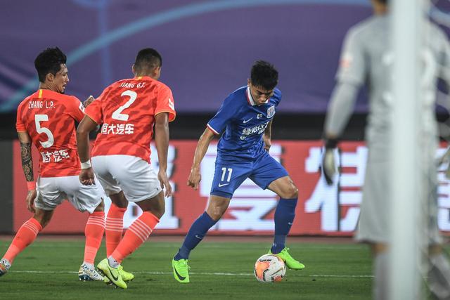 杨鸣愤怒冲进场内大骂裁判 连吃两T被驱逐出场