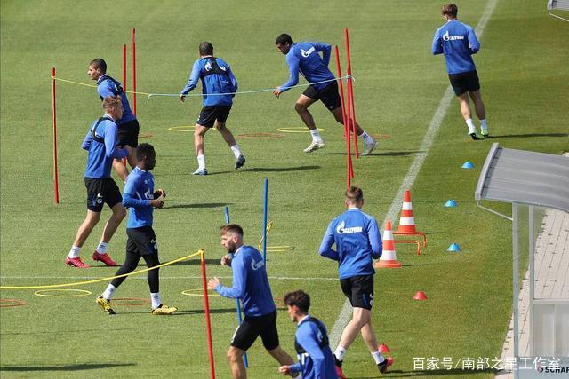 杨鸣愤怒冲进场内大骂裁判 连吃两T被驱逐出场